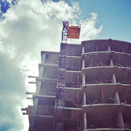 Строительный мачтовый подъемник ПМГ 2000 кг