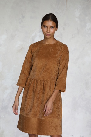 Düğmeli kahverengi kadife elbise