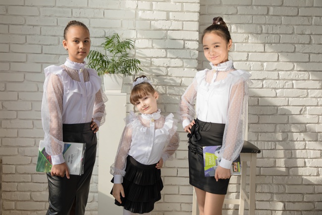 Kızlar için okul bluzu