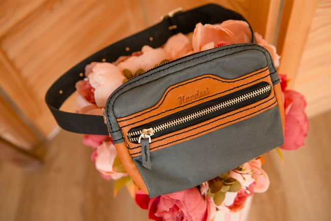 Женская сумка на пояс.