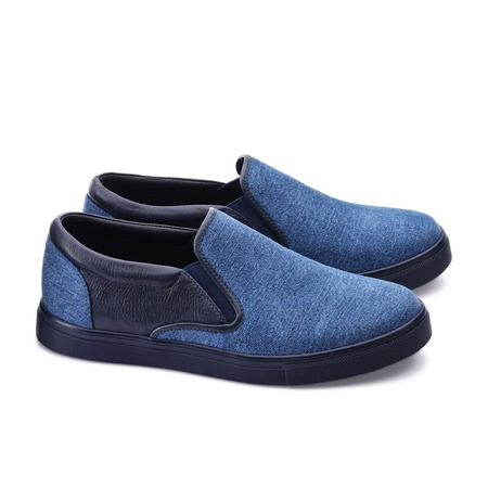 Hellblaue Jeans und Slip-On-Sneaker aus Leder