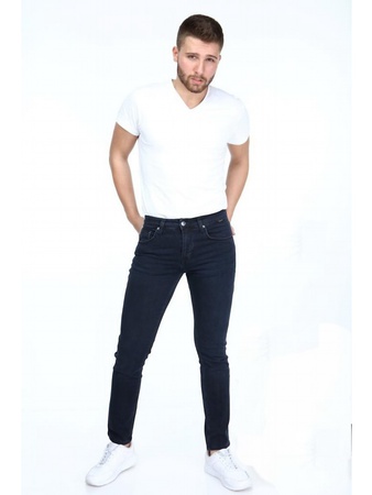 男士牛仔裤，略带锥形