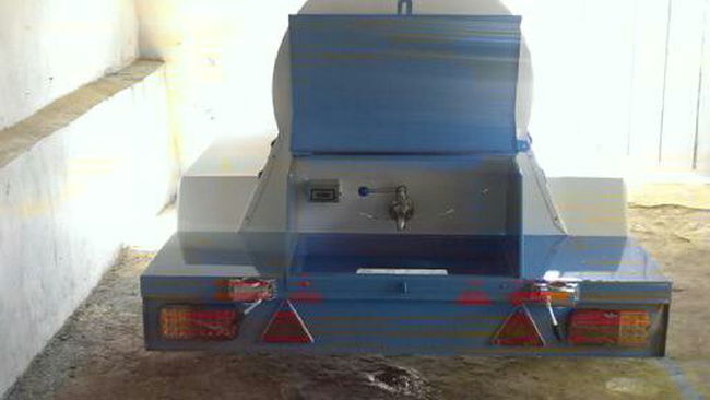 автоприцеп цистерна для пищевых жидкостей.