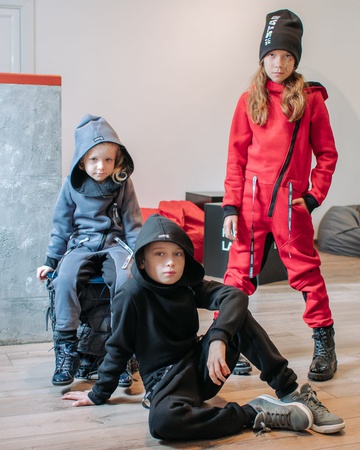 Комбинезон красный, черный и серый цвет