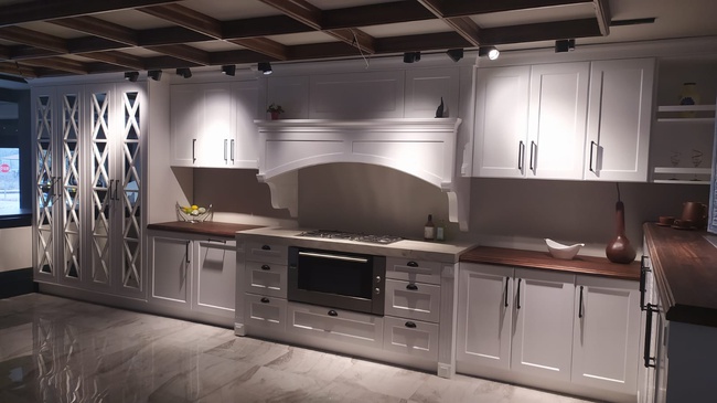 Корпусные и декоративные изделия для кухонь, ванных комнат и гостиниц.