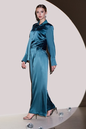 Women's suit shirt and bell-bottomed steel trousers