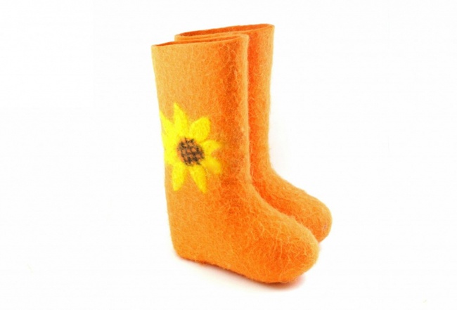 &quot;Ayçiçeği&quot; boyalı keçe çizmeler