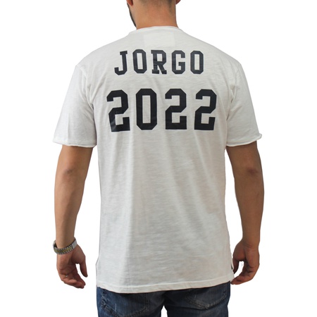 Белая футболка с надписью бренда