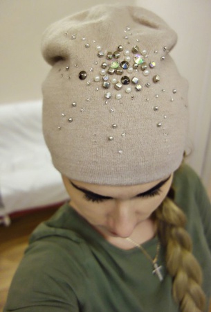 Женская шапка бини со стразами