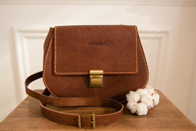 Женская  сумка  с плечевым ремнем.