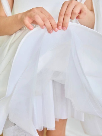 Платье нарядное с пышной атласной юбкой и бантами на плечах