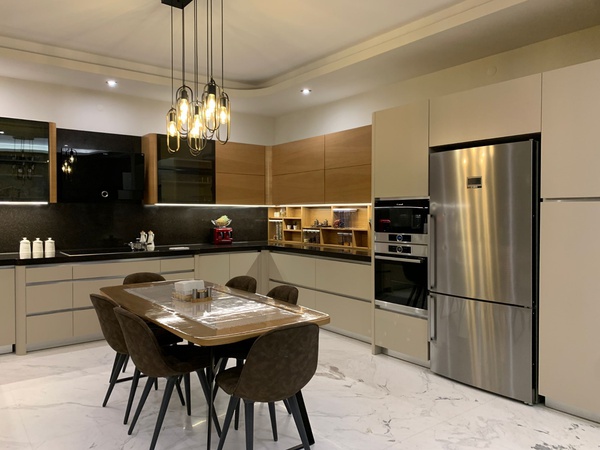 Корпусные и декоративные изделия для кухонь, ванных комнат и гостиниц.