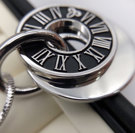 Колье с кулонами