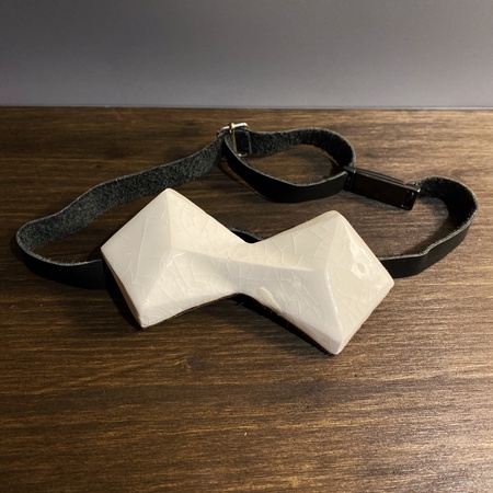 Uniseks papyon. Beyazın Kenarları. Seramik ve deri.