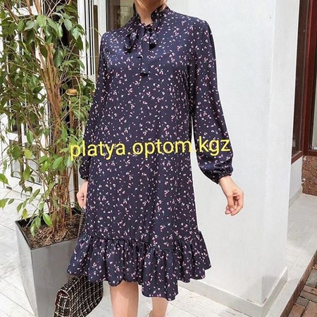 Женское темно-синее платье-трапеция с рюшами с цветочным принтом и поясом