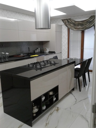 Корпусные и декоративные изделия для кухонь, ванных комнат и гостиниц.