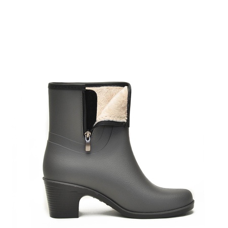 皮靴将NORDMAN BELLINA配上皮毛