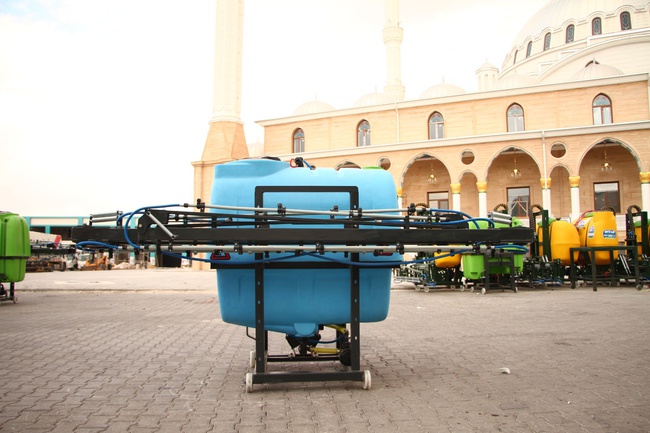 Машины для опрыскивания и внесения удобрений.