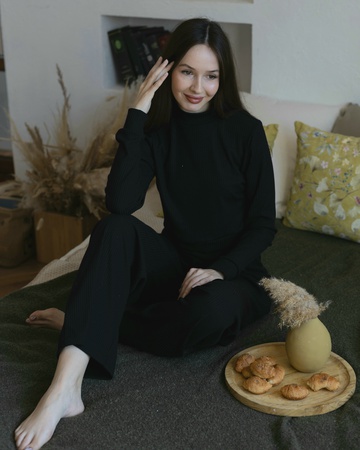 Kurz geschnittener Rollkragenanzug und Trompetenhose