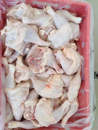 Yaroslavl&#39;daki üretici Kuroff&#39;tan tavuk kesimi