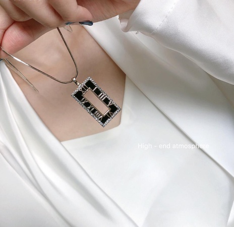 Колье с кулонами