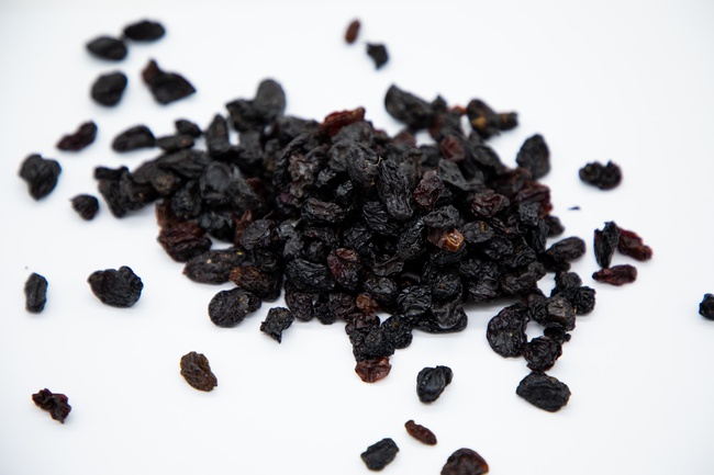 Özbek kuru meyvelerinin teslimi (siyah ve kırmızı kuru üzüm)