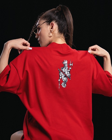 красная футболка