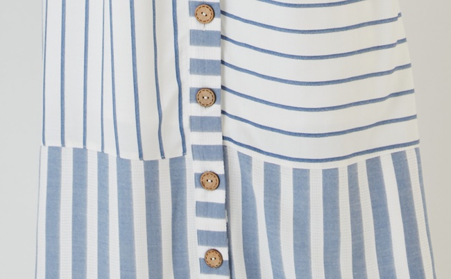 Полосатое платье девушки