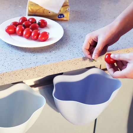 Dolap kapağına sabitlenmiş plastik çöp sepeti