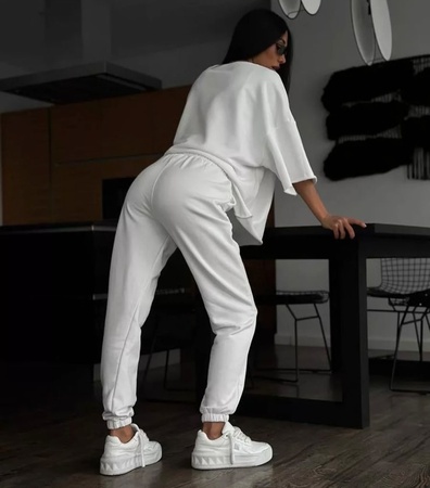 Женские спортивные костюмы