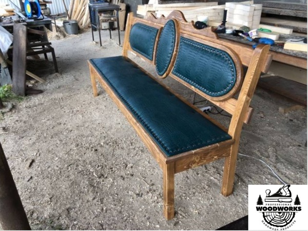 Скамья с мягкой обивкой под старину из массива ели