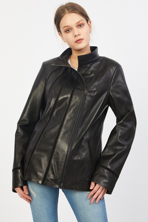 Женская кожаная куртка из замши с деталями