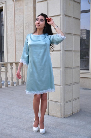 Платье фисташковое из атласа с кружевом,рукава 3/4