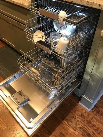 Bosch 300 Series 24-дюймовая посудомоечная машина с передним управлением из нержавеющей стали для высокой ванны с ванной из нержавеющей стали и третьей стойкой