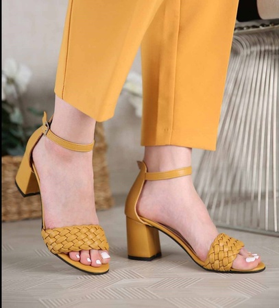 Женские босоножки на каблуке с ремешком однотонной вязки