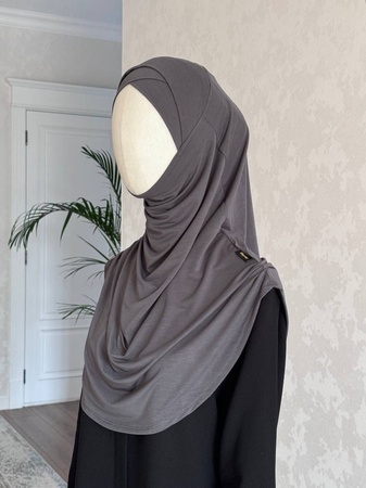 Амирка Айша с бони в нахлест