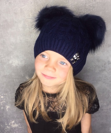 Детская зимняя шапка с двумя помпонами
