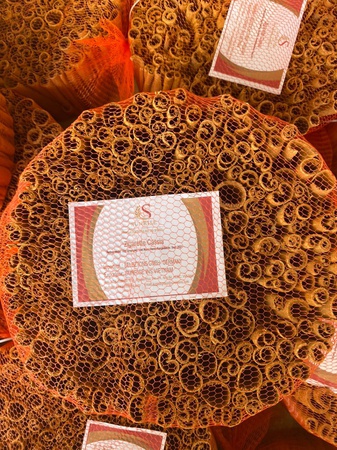 عصا قرفة / كاسيا مكسورة / قرفة كاسيان منفصلة