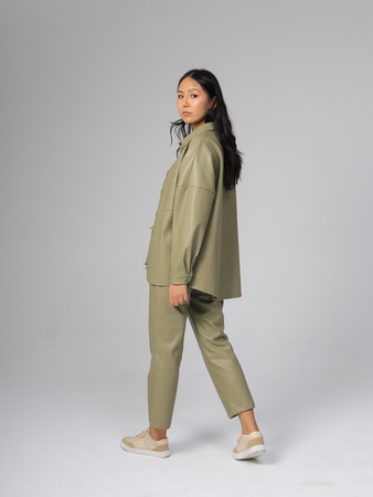 Кожаная рубашка и стильные брюки