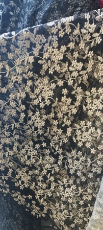 Hochwertige Stickerei auf Tüll