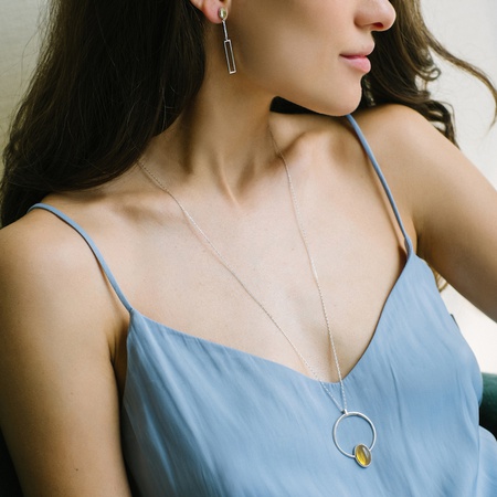 Amber ile yuvarlak gümüş kolye