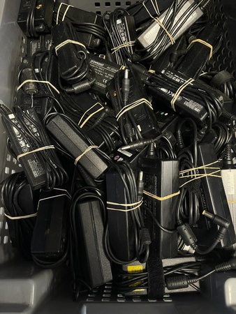 华硕笔记本电脑充电器