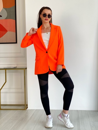 Çeşitli tonlarda yırtmaçlı klasik blazer