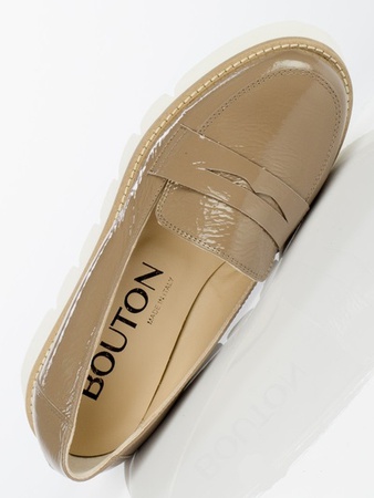 Лаковые мокасины на белой платформе