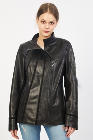 Женская кожаная куртка из замши с деталями