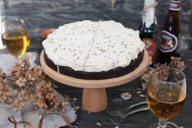 Торт бисквитный «Брауни с пивным кремом и тмином»