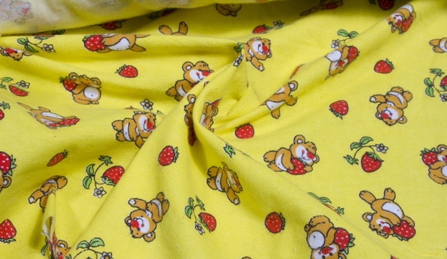 Ткань постельная детская Мишка с клубничкой