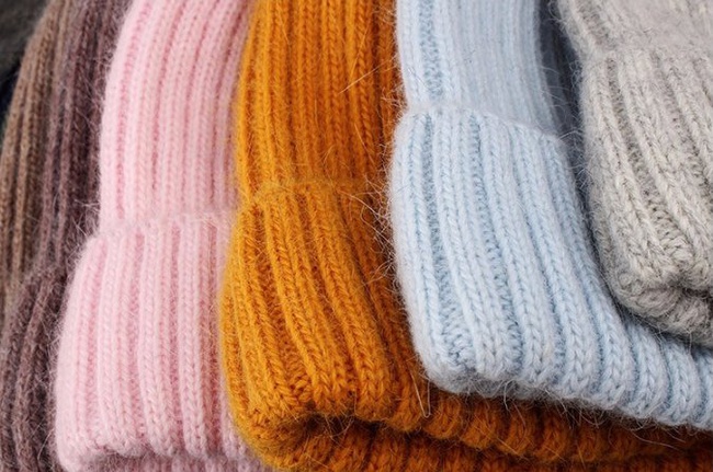 Женская шапка с помпоном