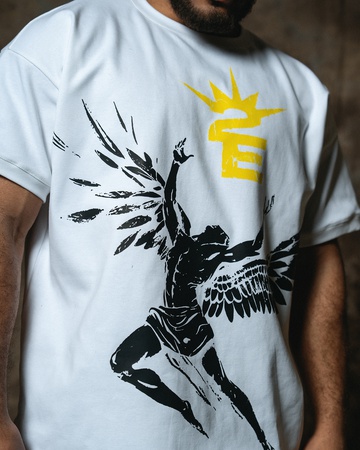 белая футболка