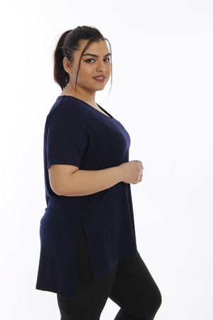 Футболка с разрезами и V-образным вырезом